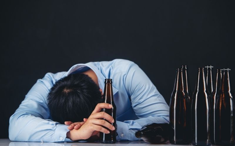 Alcoolismo: sinais de alerta, riscos e quando procurar ajuda