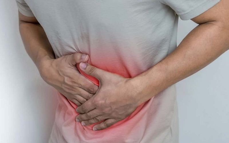 Dor abdominal: causas, sinais de alerta e quando investigar